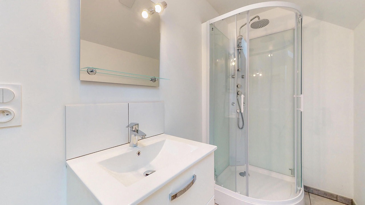 Photo of Bathroom in Neuilly-le-Vendin