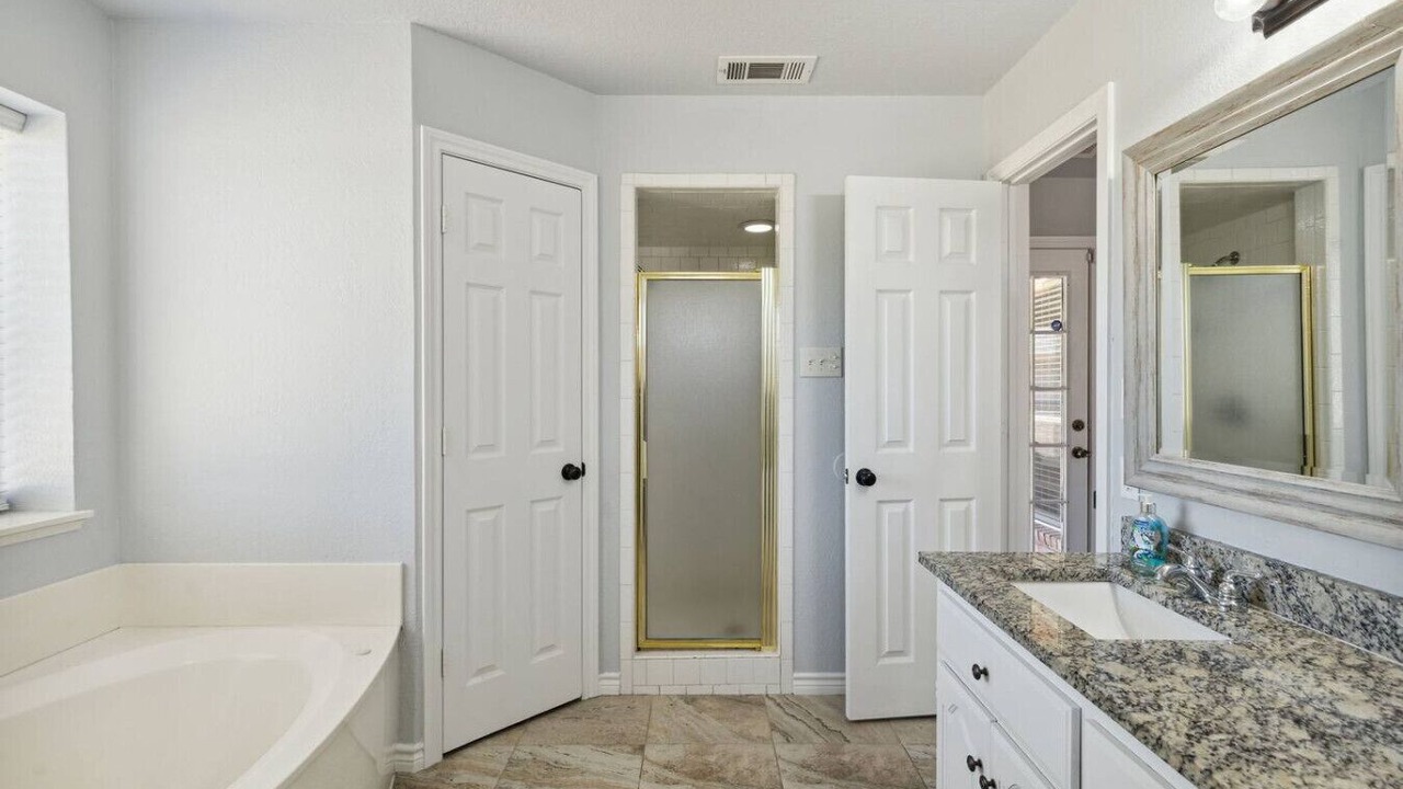 Photo of Bathroom in Kemp