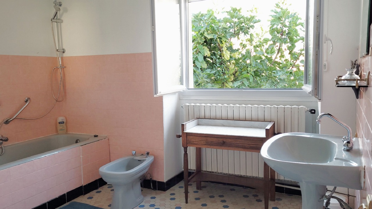 Photo of Bathroom in Saint-Julien-de-Lampon