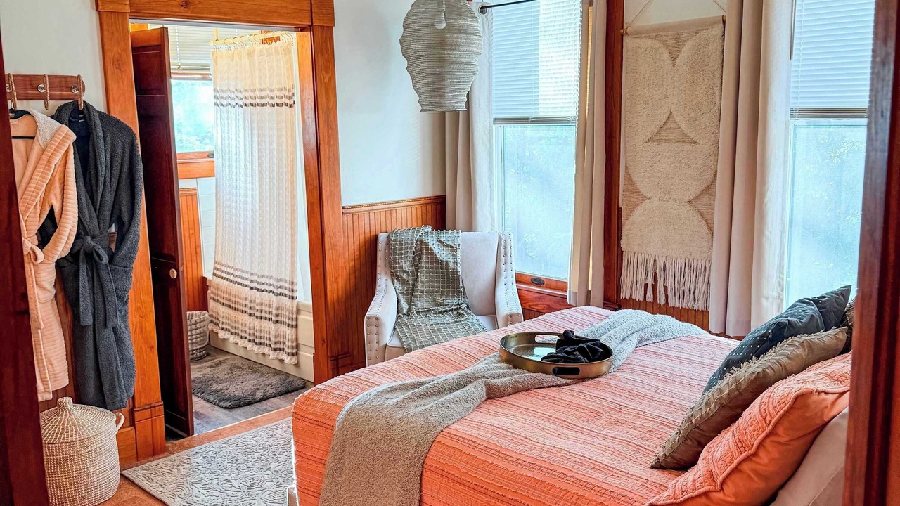 Photo of Bedroom in Eureka Springs Historic District