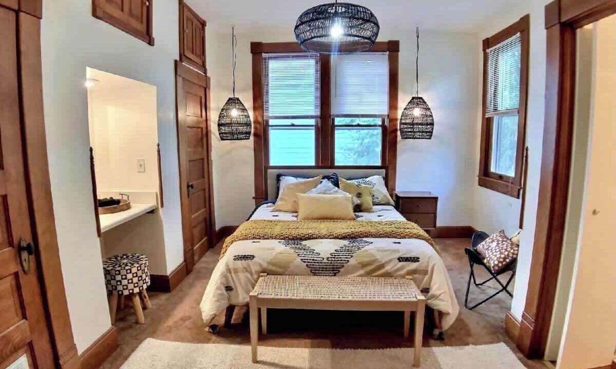 Photo of Bedroom in Eureka Springs Historic District