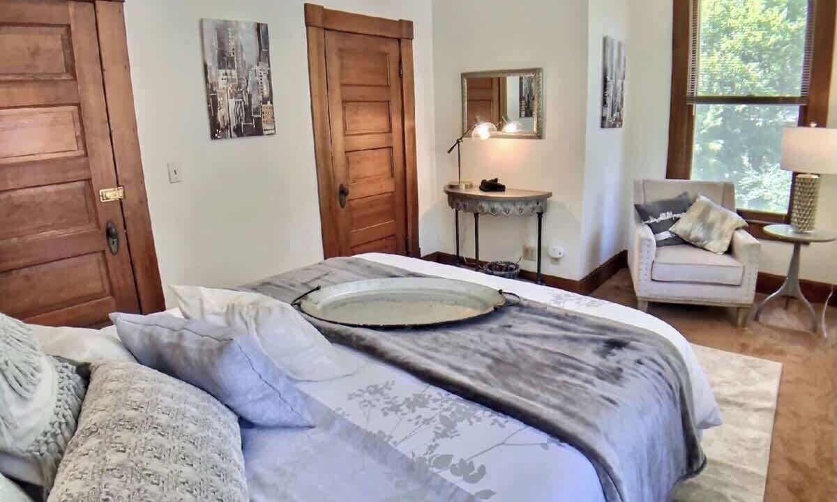 Photo of Bedroom in Eureka Springs Historic District