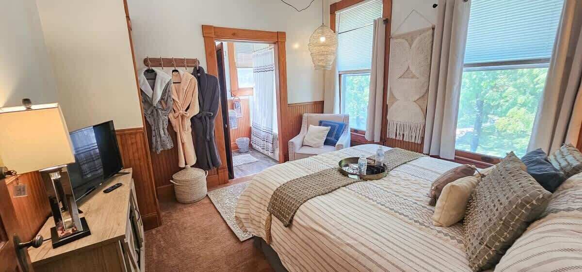 Photo of Bedroom in Eureka Springs Historic District