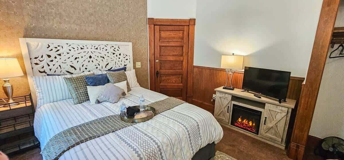 Photo of Bedroom in Eureka Springs Historic District