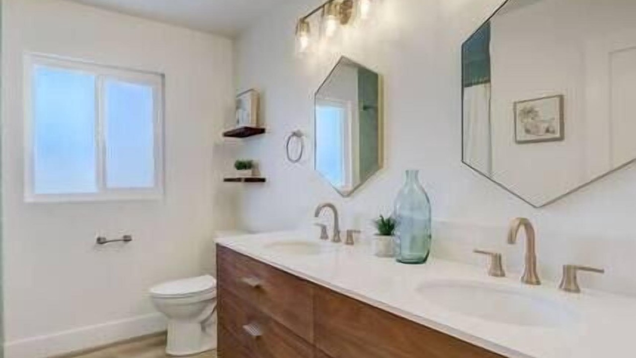 Photo of Bathroom in Lincoln Acres