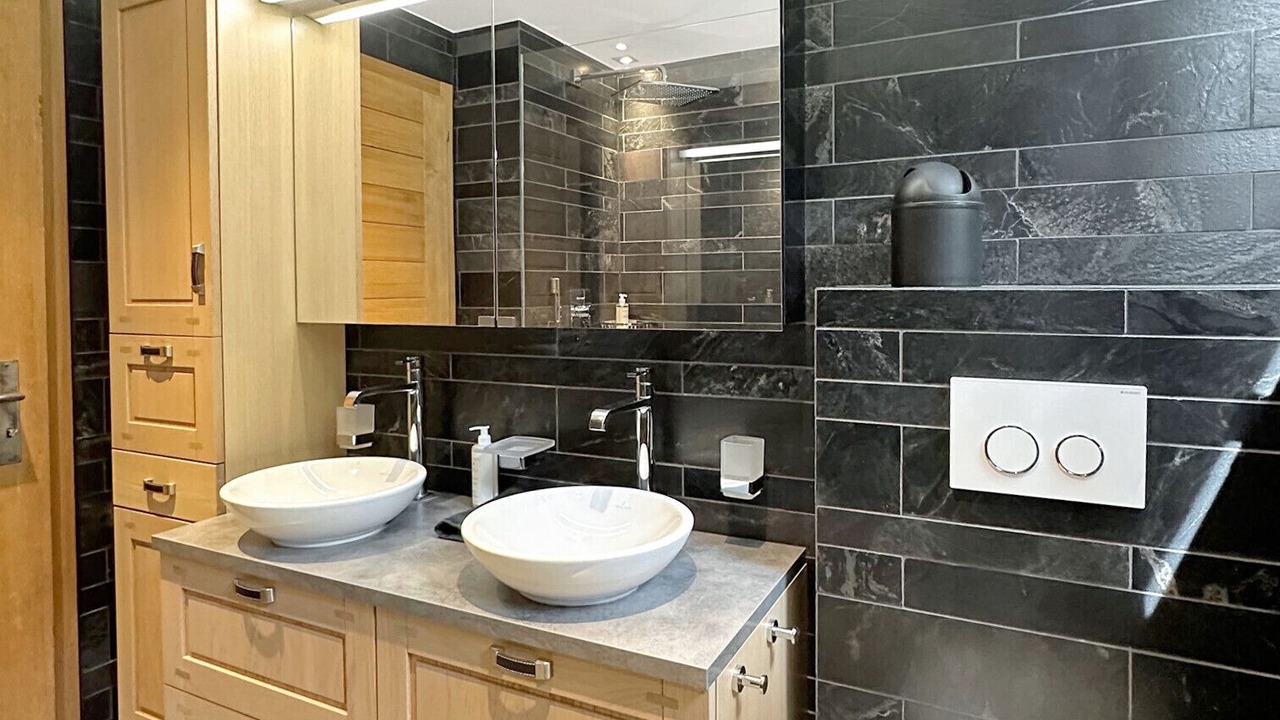 Photo of Bathroom in Lens
