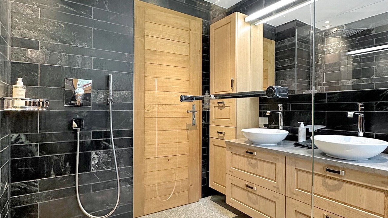 Photo of Bathroom in Lens