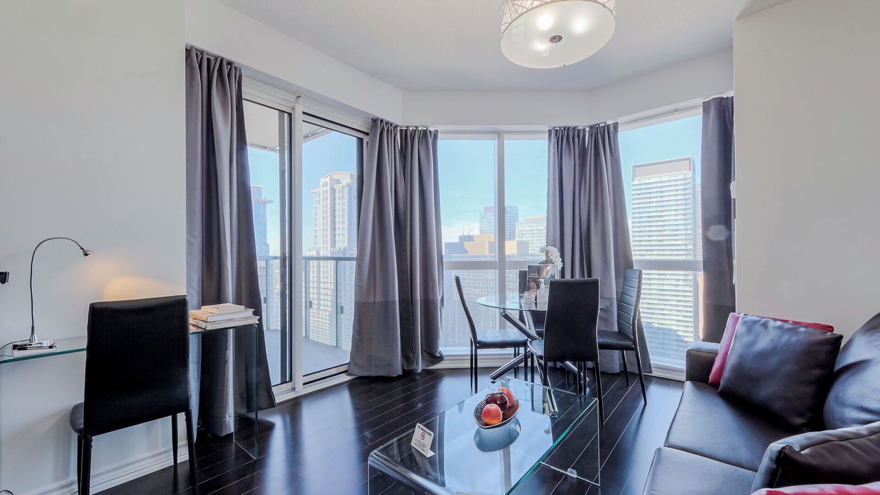 Photo of Livingroom in Bay Street Corridor