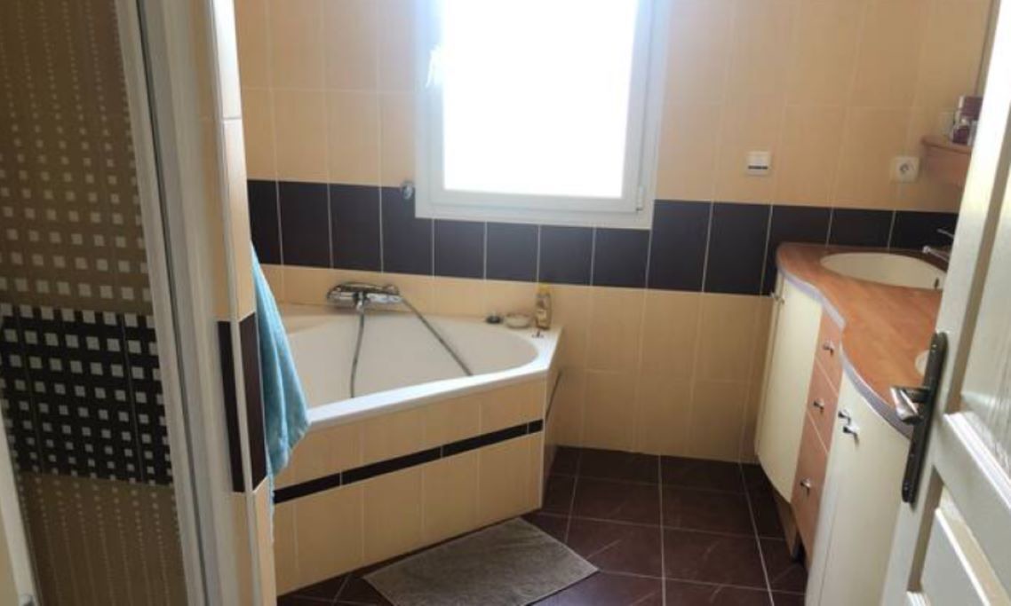 Photo of Bathroom in Saint-Reverend