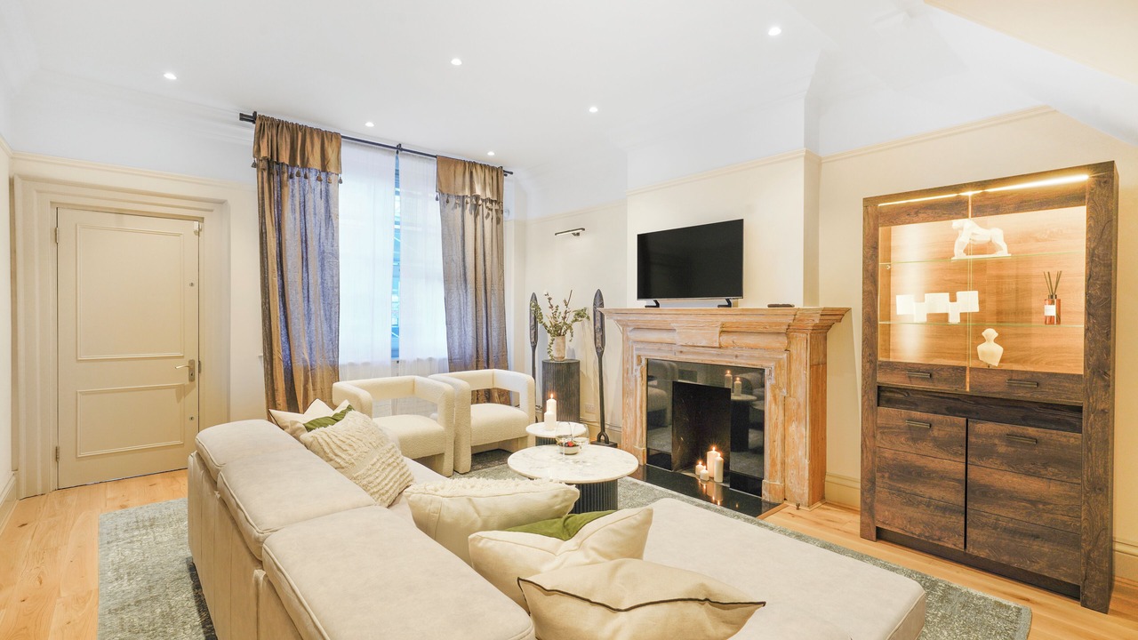 Photo of Livingroom in Royal Borough of Kensington and Chelsea