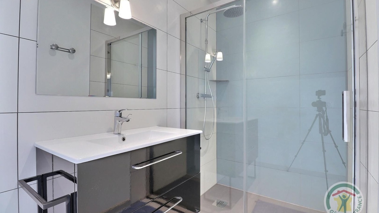 Photo of Bathroom in Saint-Coulomb