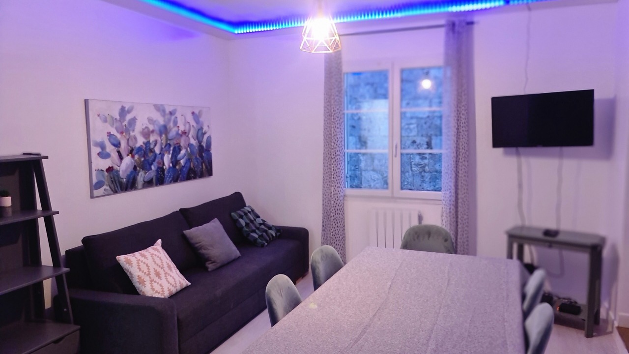 Photo of Livingroom in Petit-Palais-et-Cornemps