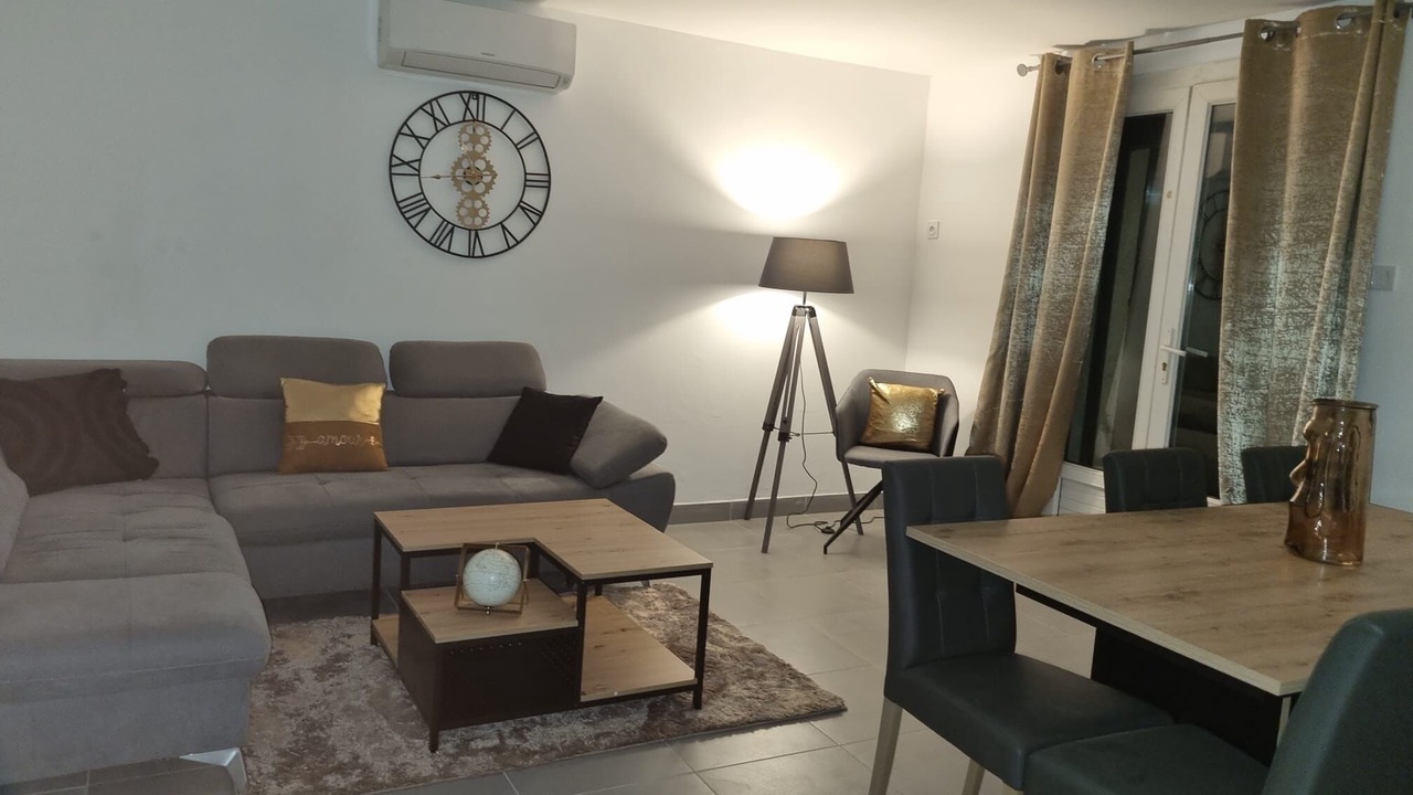 Photo of Livingroom in Orange