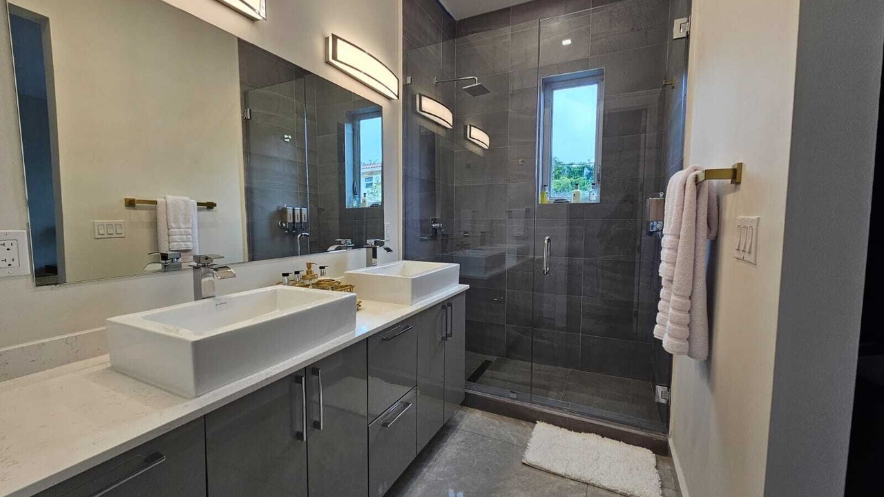 Photo of Bathroom in Coral Way