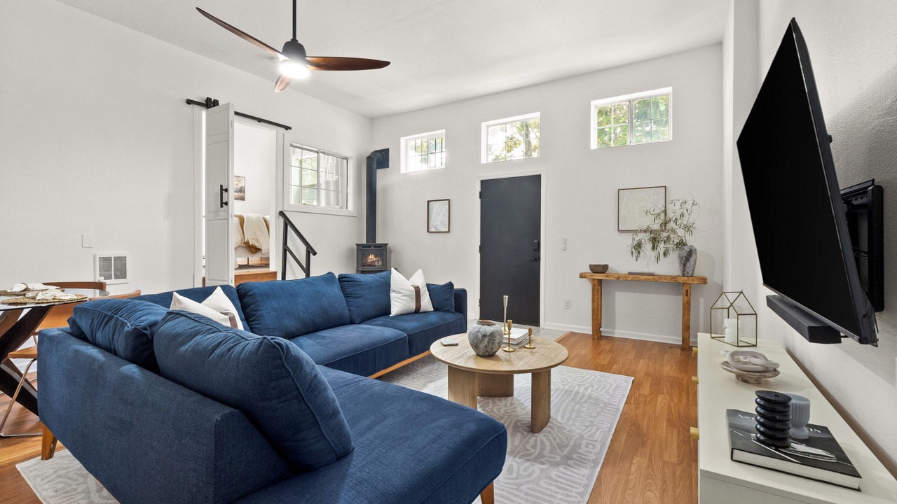 Photo of Livingroom in Downtown Oakland