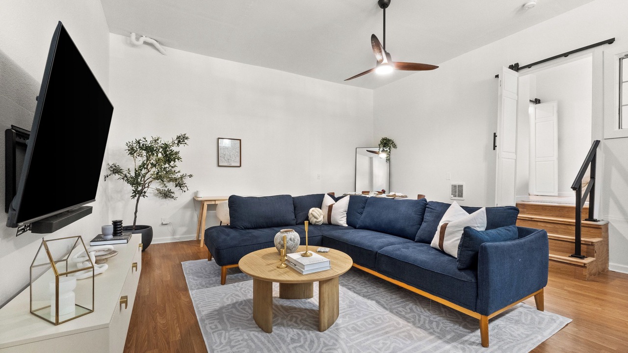 Photo of Livingroom in Downtown Oakland