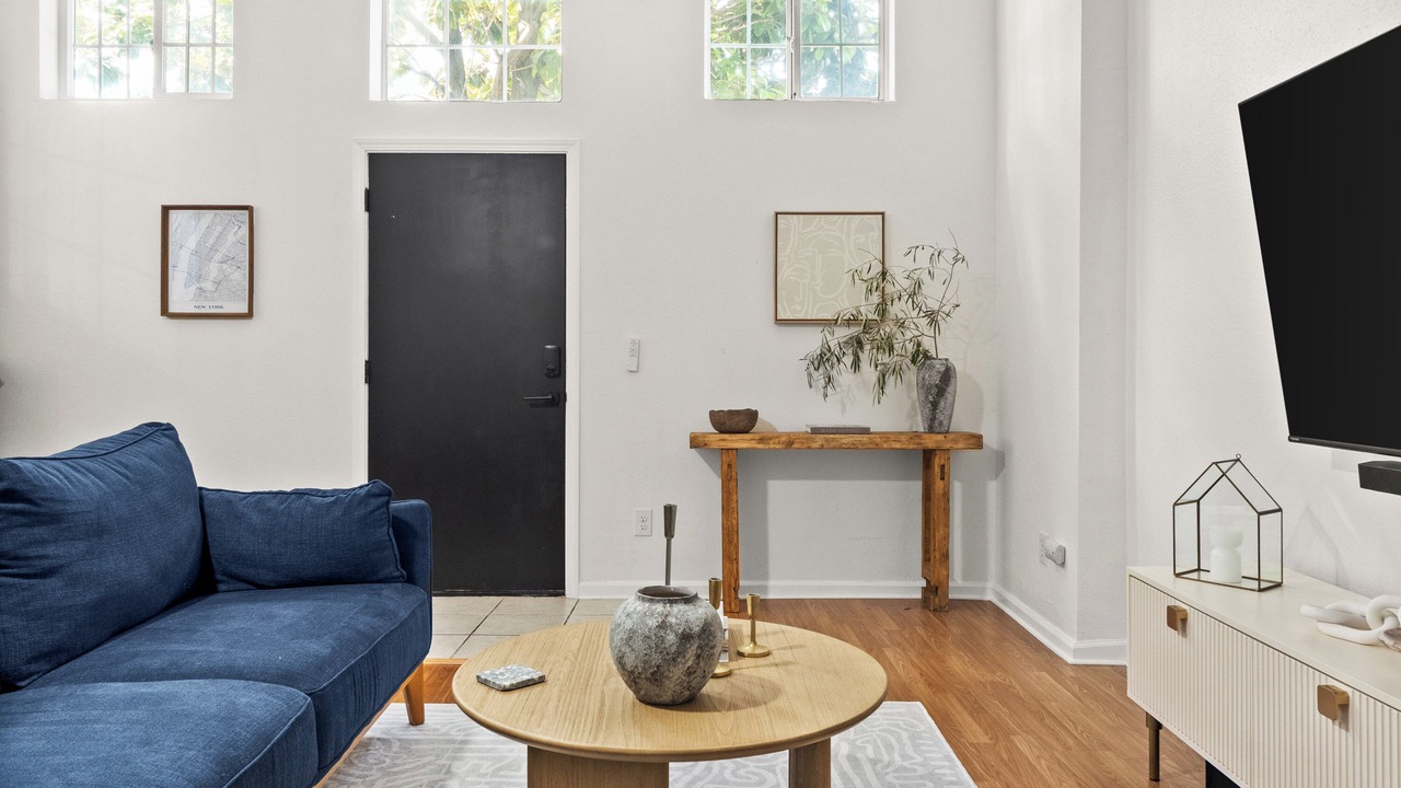 Photo of Livingroom in Downtown Oakland