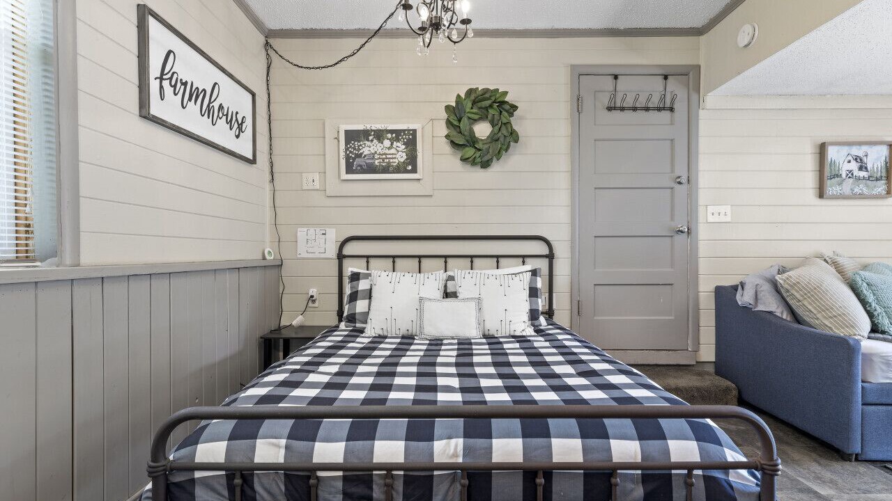 Photo of Bedroom in Austin Ave.