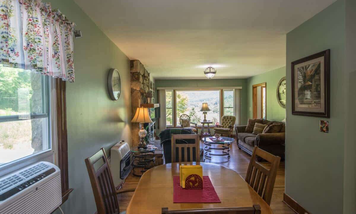 Photo of Bedroom in Hendersonville