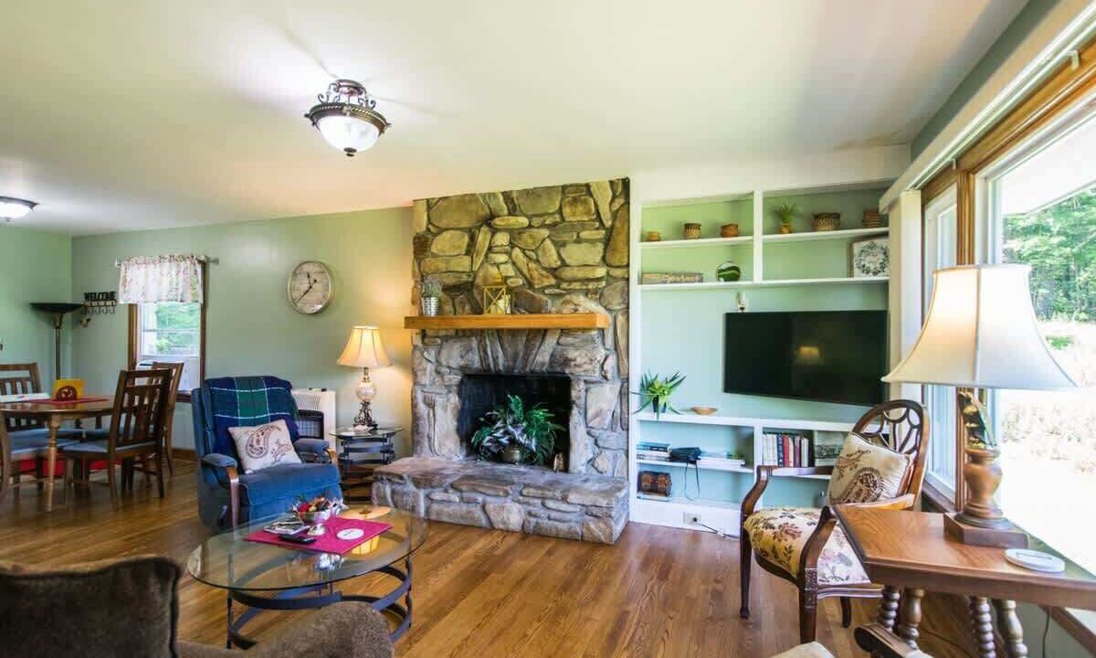 Photo of Bedroom in Hendersonville