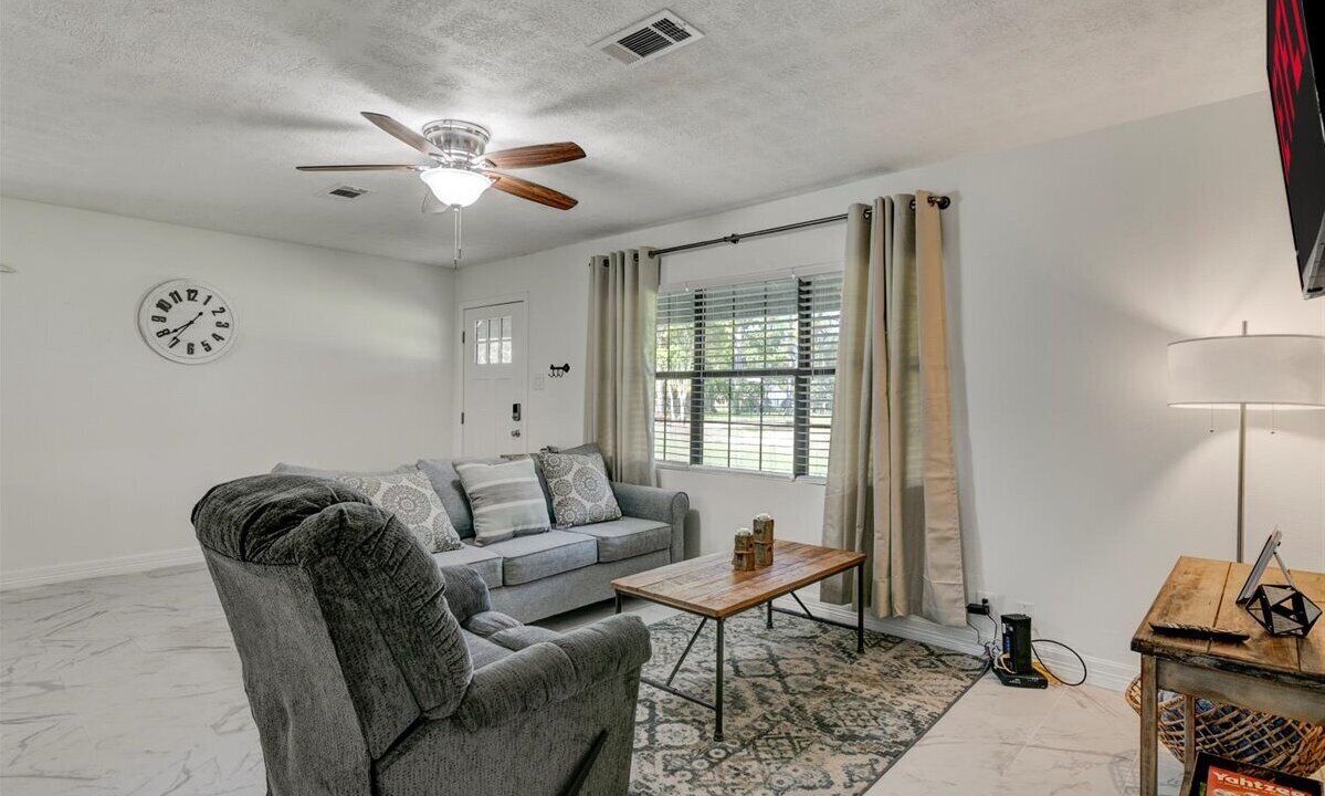 Photo of Livingroom in Lakeview  Jefferson County