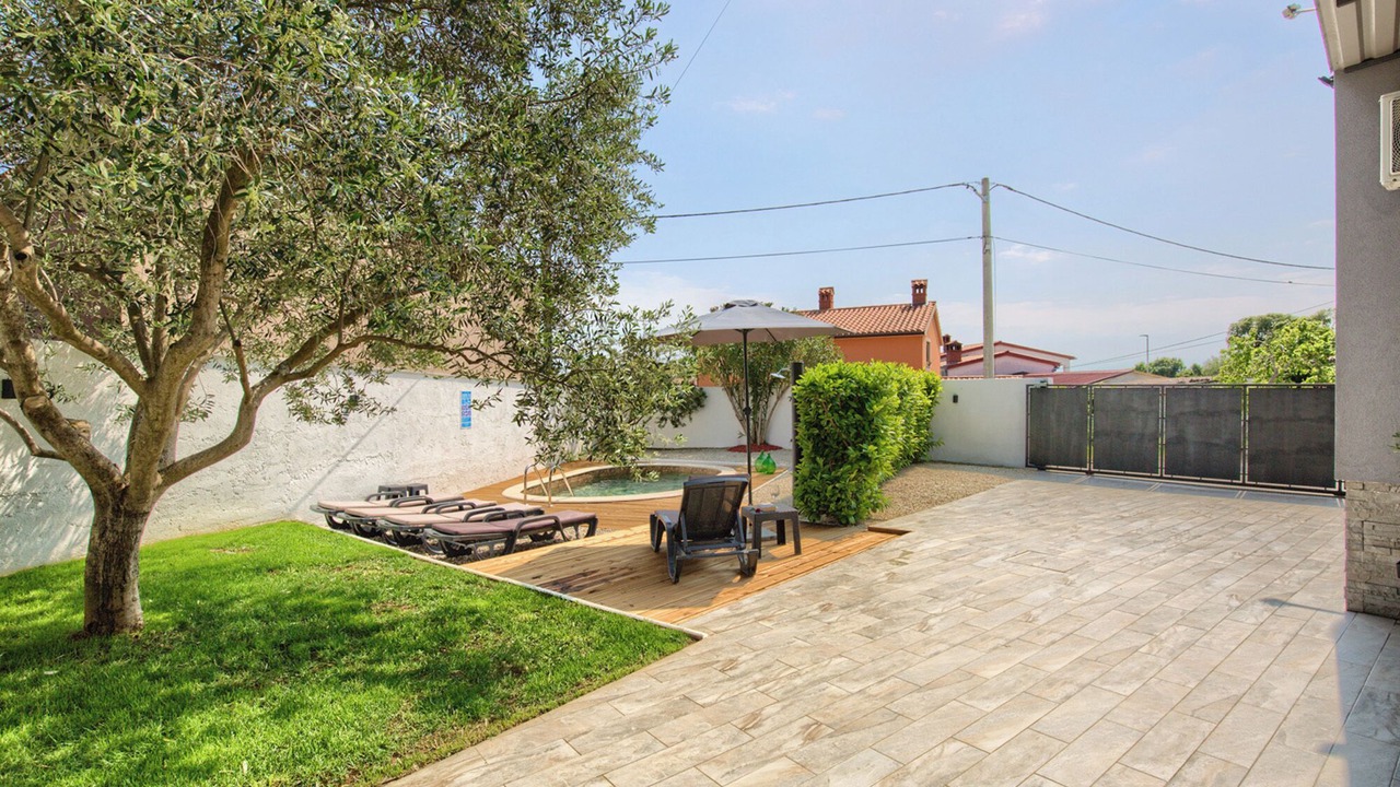 Photo of Patio Balcony in Loborika
