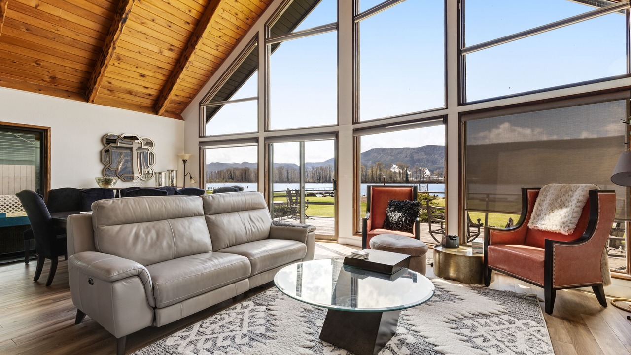 Photo of Livingroom in Cathlamet