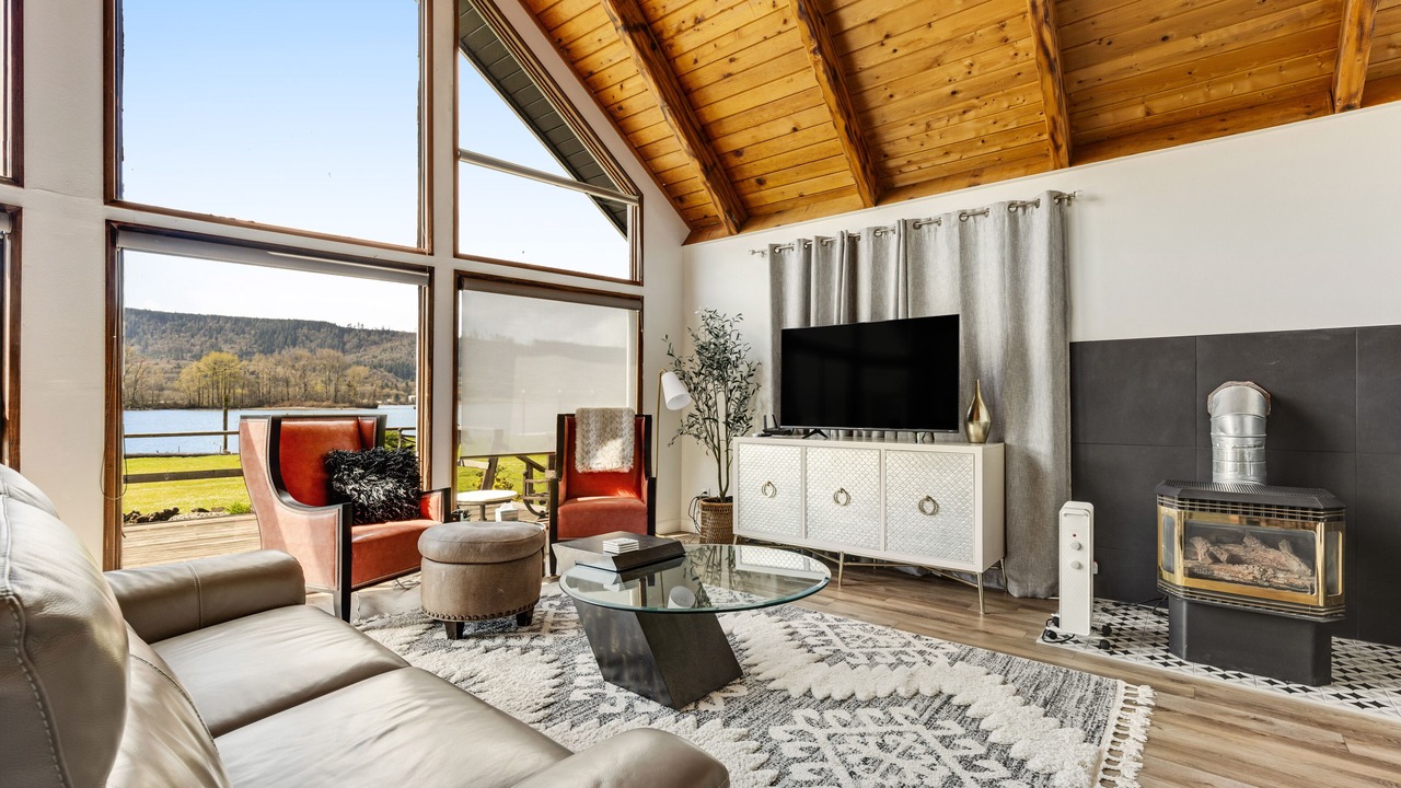 Photo of Livingroom in Cathlamet