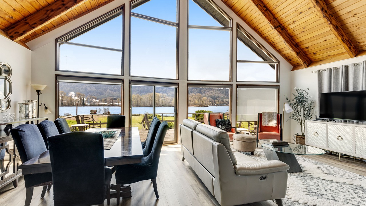 Photo of Livingroom in Cathlamet