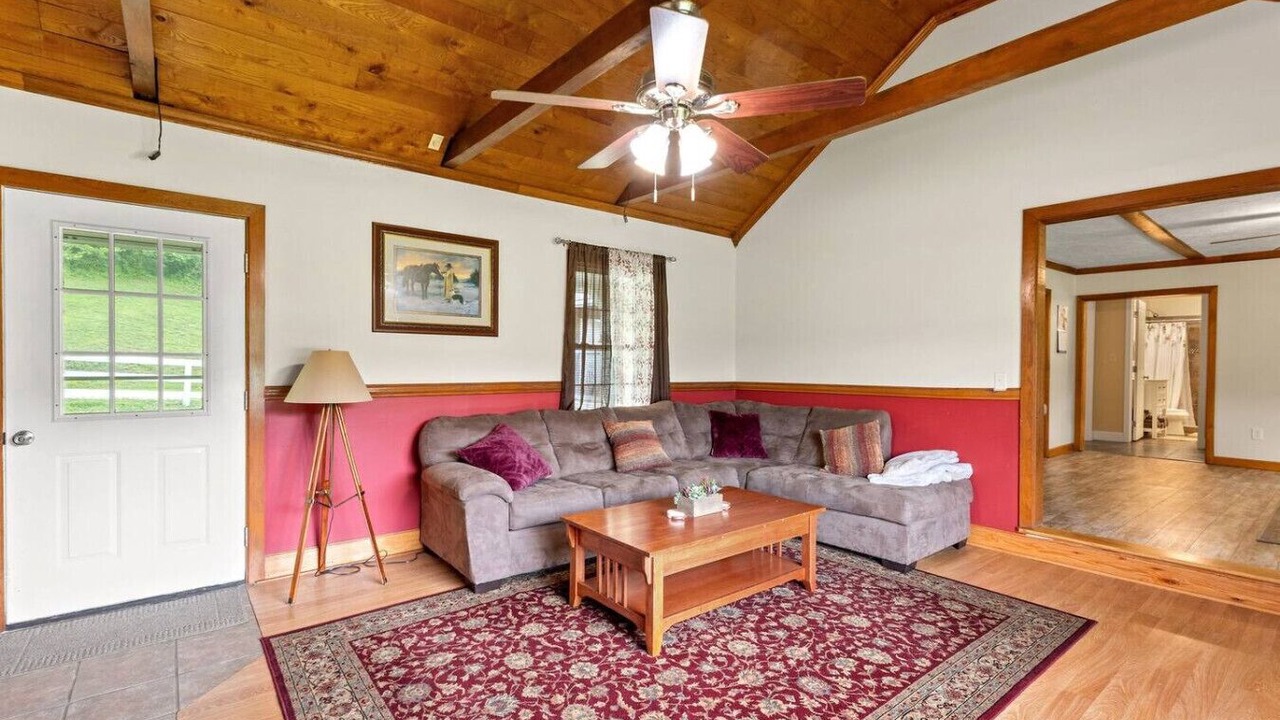 Photo of Livingroom in Clay City