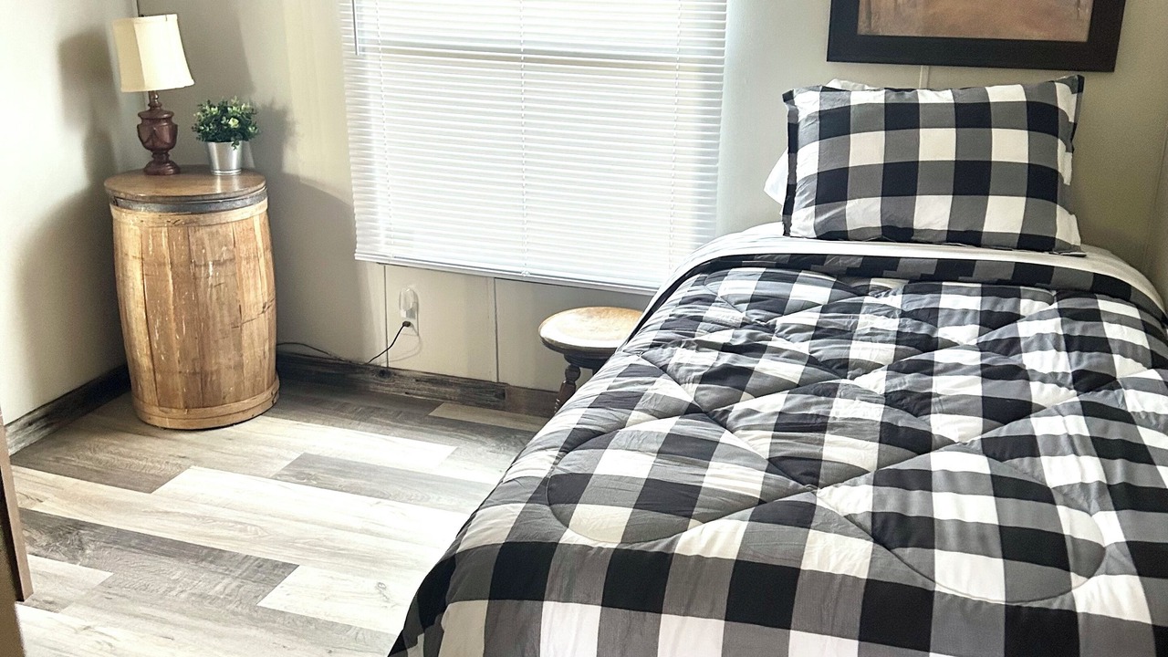 Photo of Bedroom in Edwards County