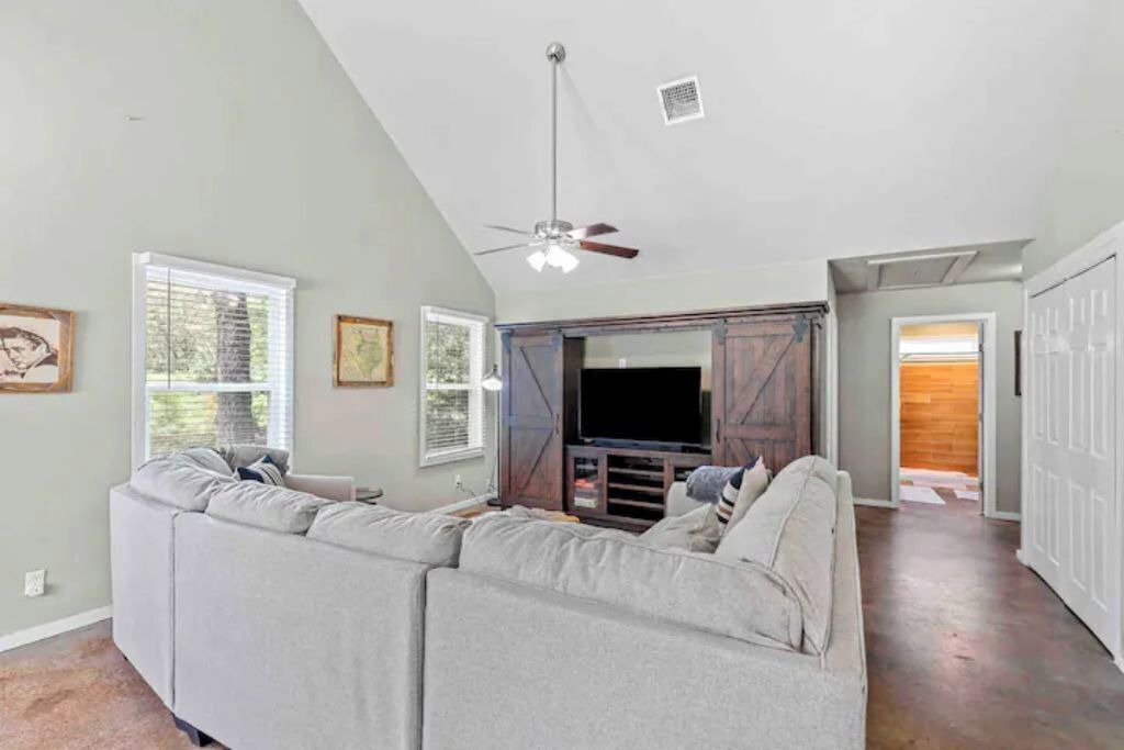 Photo of Livingroom in Whitney