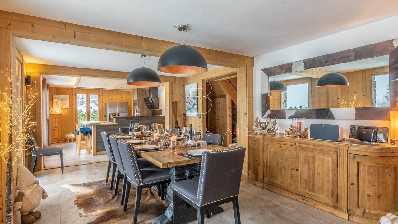 Photo of Others in Demi-Quartier