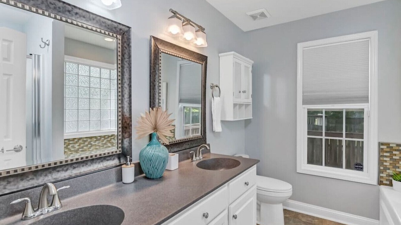Photo of Bathroom in Huntcliff