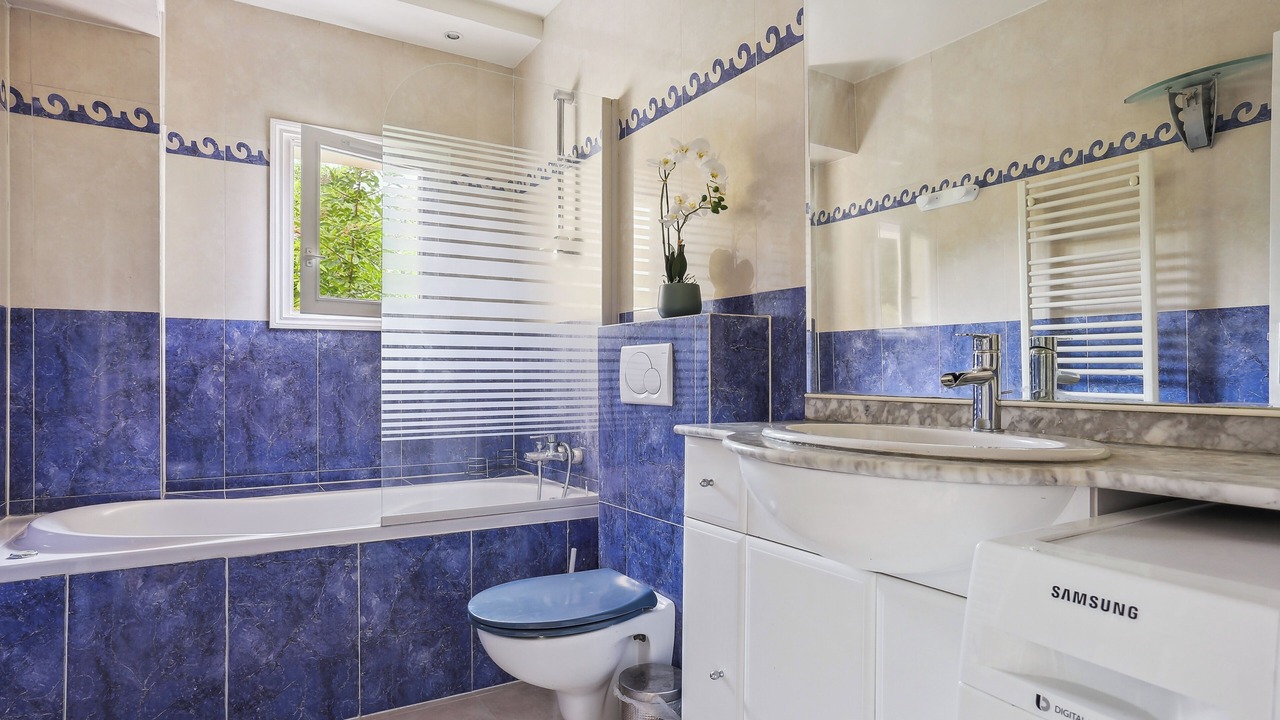 Photo of Bathroom in Saint-Cloud