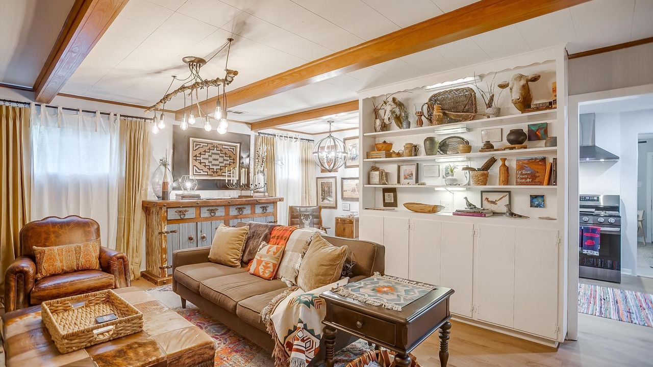 Photo of Livingroom in River Oaks