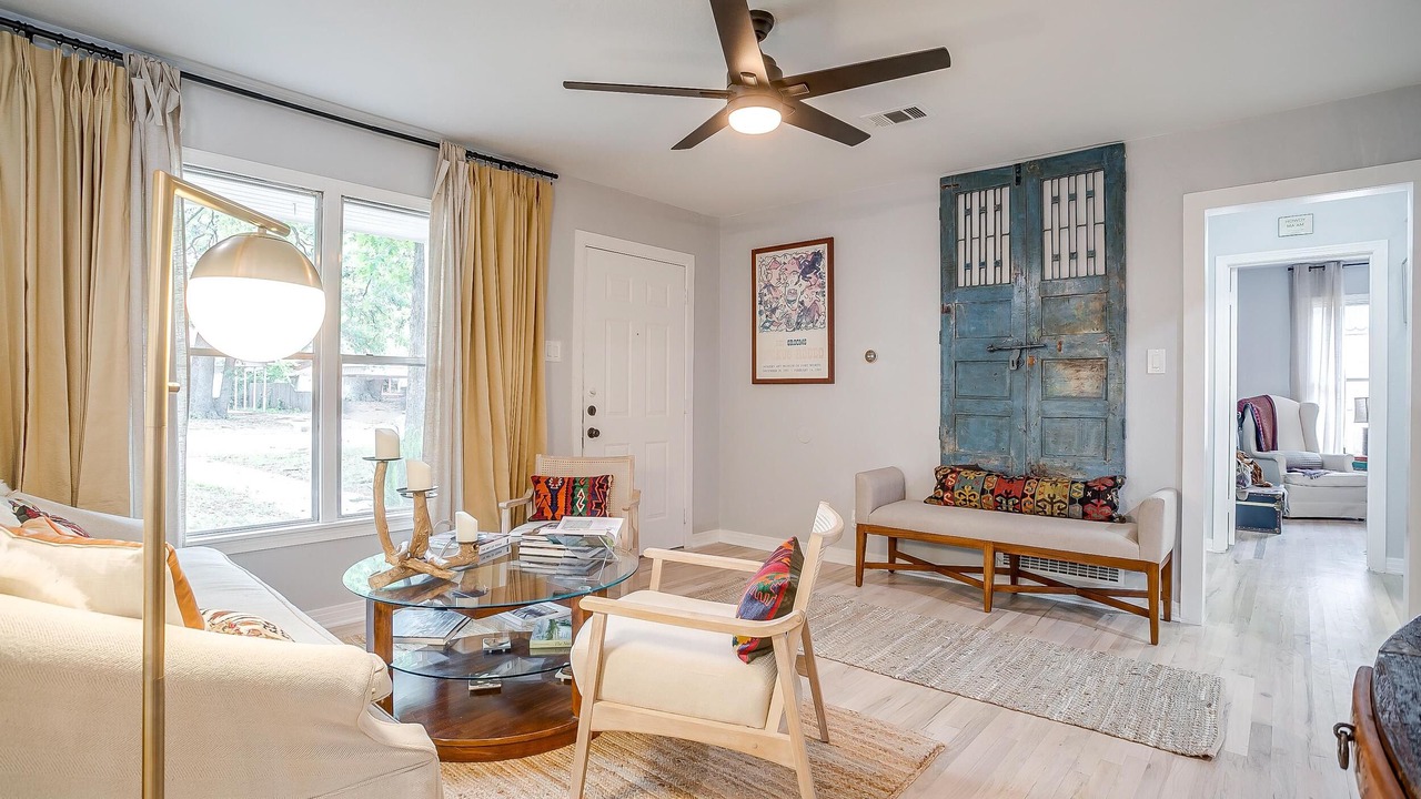 Photo of Livingroom in River Oaks