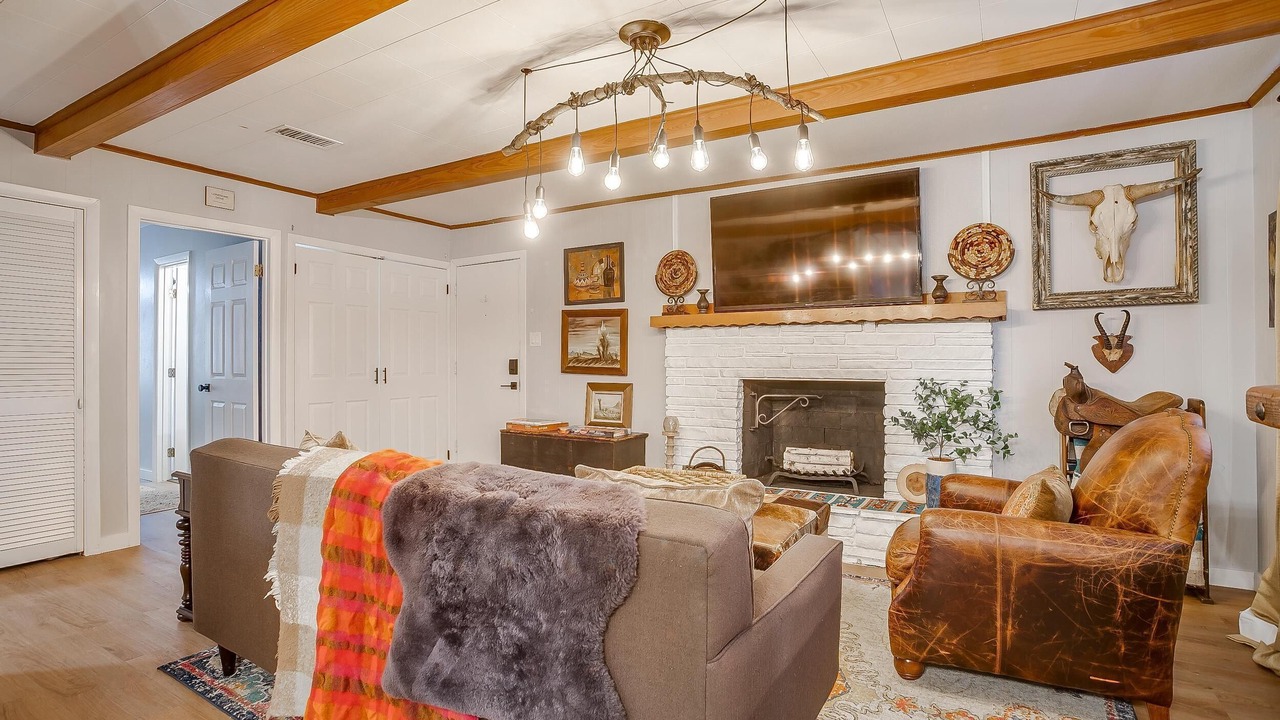 Photo of Livingroom in River Oaks