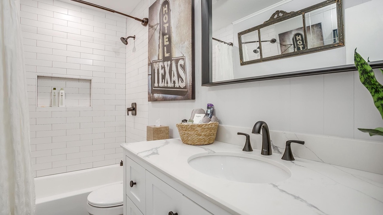 Photo of Bathroom in River Oaks