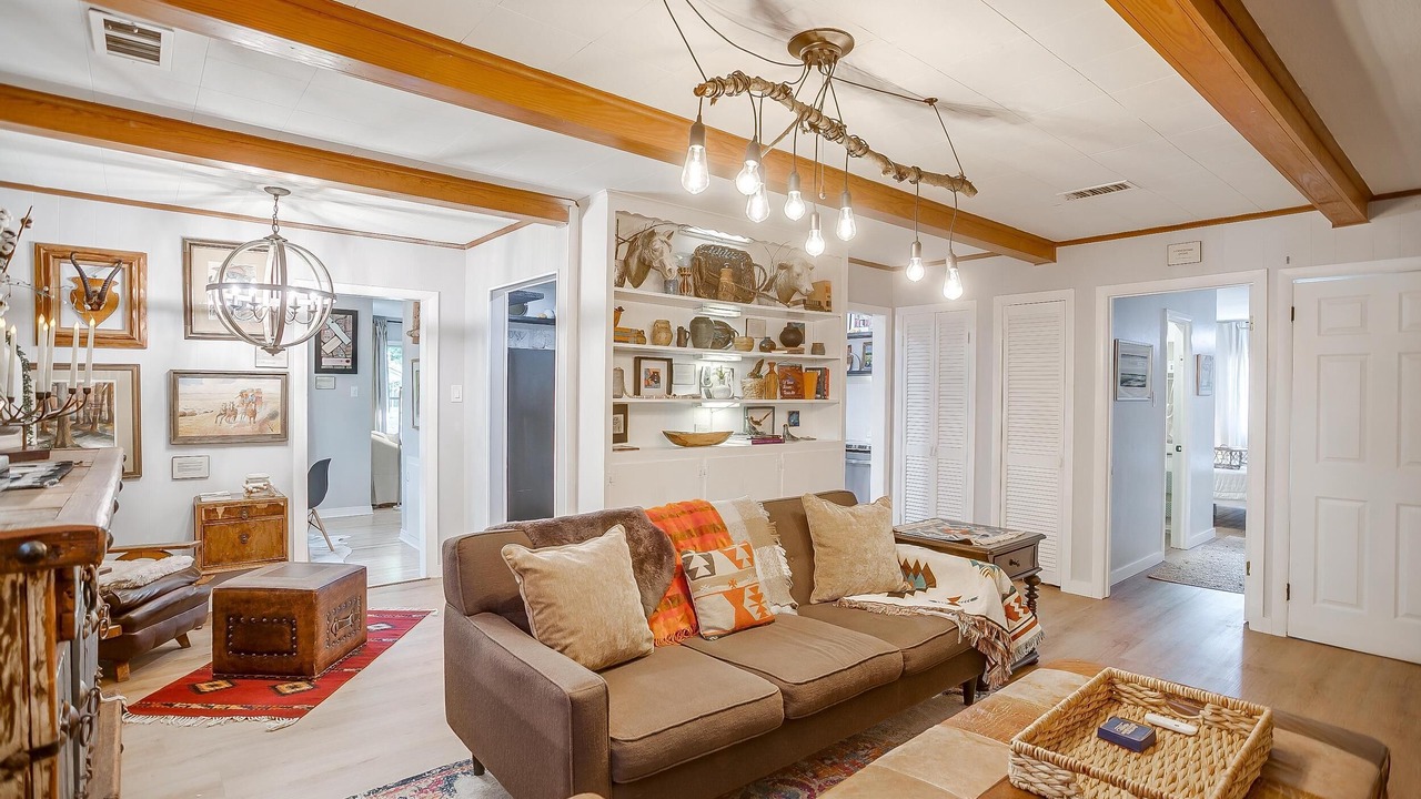 Photo of Livingroom in River Oaks