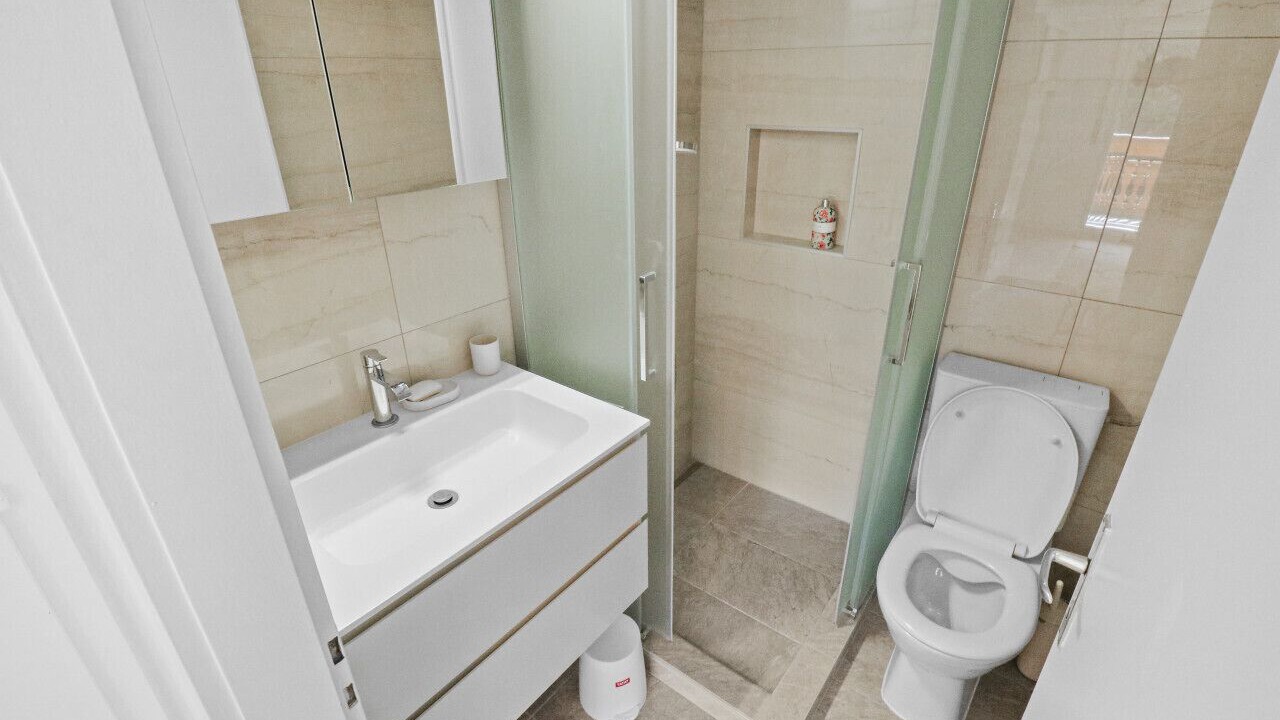 Photo of Bathroom in Lens