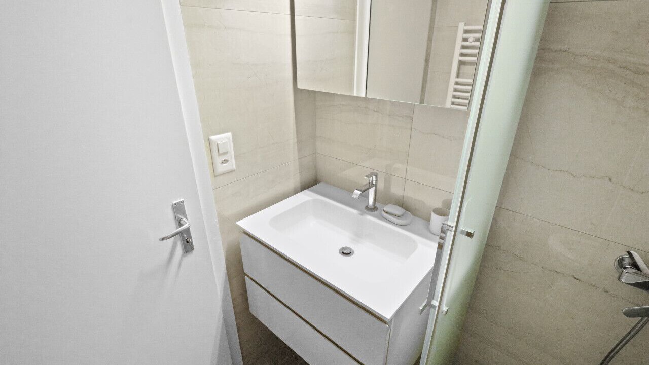 Photo of Bathroom in Lens