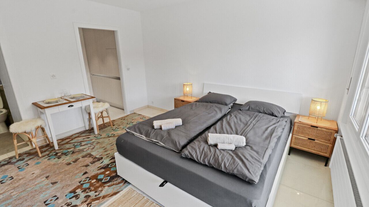 Photo of Bedroom in Lens
