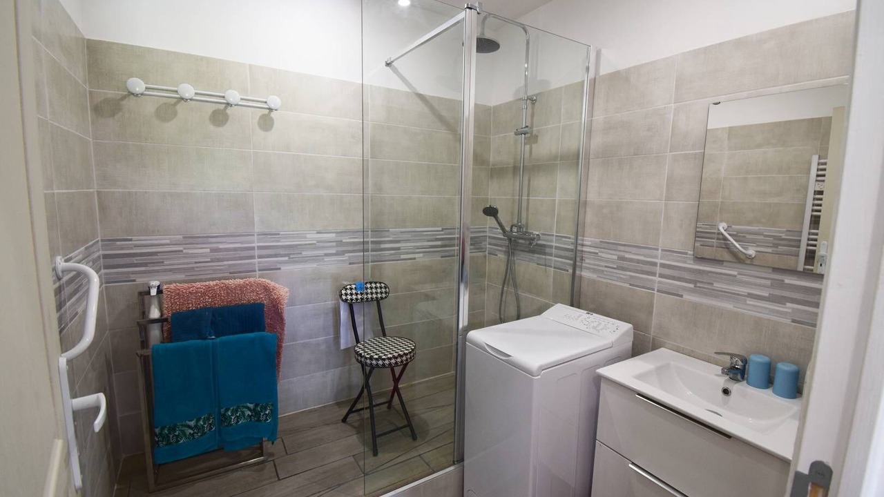 Photo of Bathroom in Sauveterre-Saint-Denis