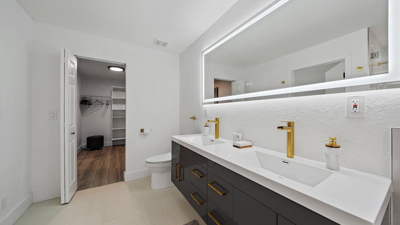 Photo of Bathroom in Greenview Shores