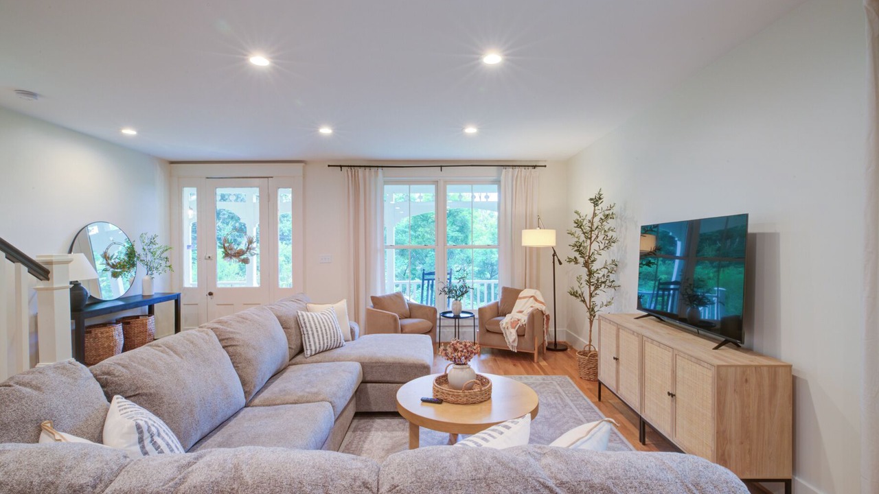Photo of Livingroom in Harrods Creek