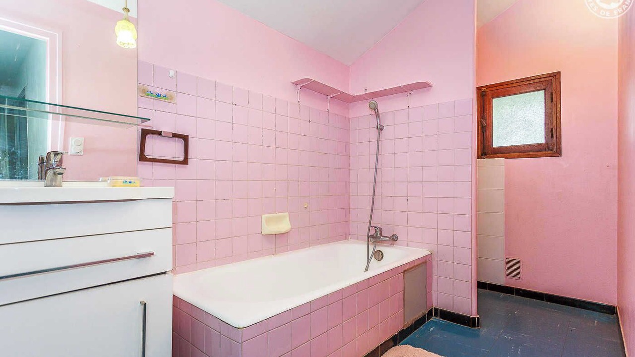 Photo of Bathroom in Pragondran