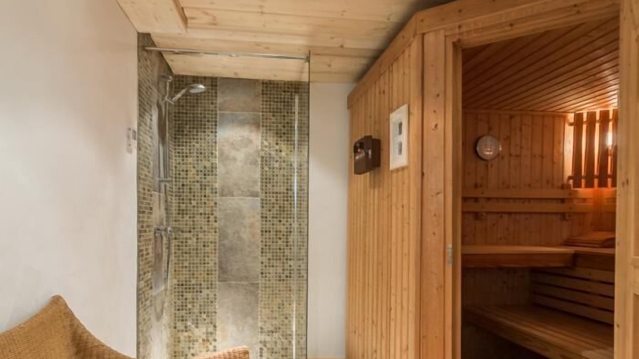 Photo of Others in Queige