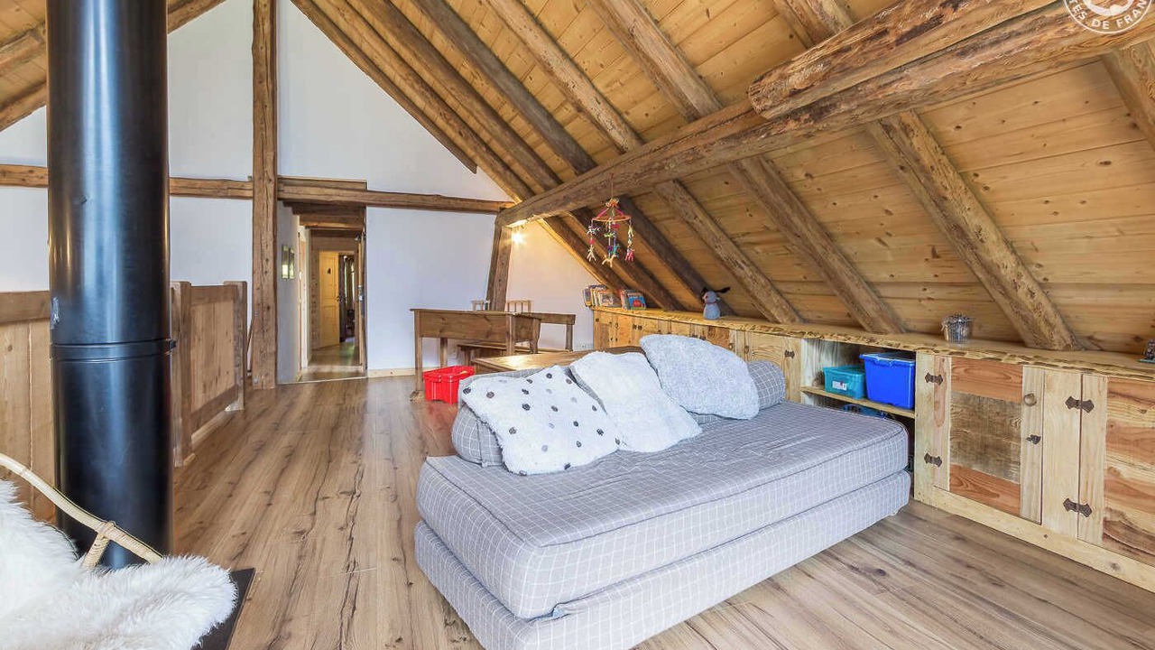 Photo of Others in Queige