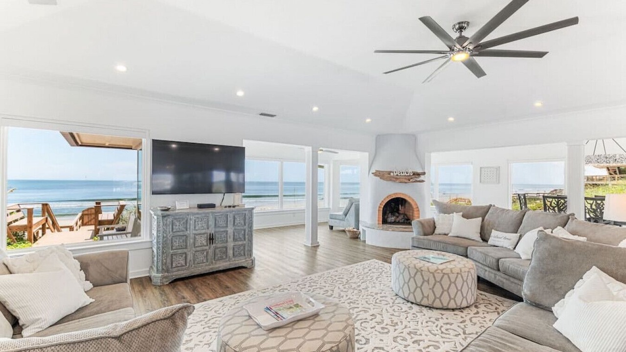 Photo of Livingroom in Crescent Beach